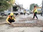 Perbaikan ruas jalan yang ada di Sidoarjo. (Foto: Ist)