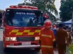 Mobil Pemadam Kebakaran diterjunkan untuk memadamkan api agar tidak meluas.