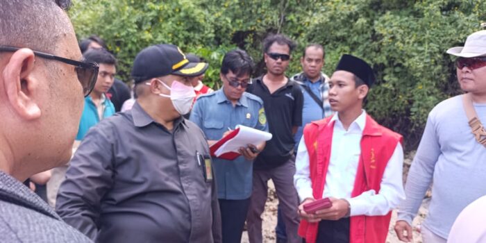 Terdakwa Radit saat mengikuti persidangan lapangan di TKP Pantai Nipah beberapa waktu lalu.