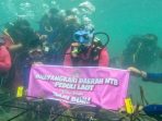 Tim Bhayangkari NTB saat melakukan aktivitas penanaman terumbu karang di Gili Sudak.