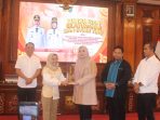 Wakil Gubernur NTB sekaligus Ketua Umum Badan Kerja Sama Organisasi Wanita (BKOW) NTB Indah Dhamayanti Putri menerima cendramata saat melakukan kunjungan ke Kota Mojokerto, Jawa Timur.