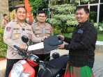 Kapolres Gresik AKBP Ramadhan Nasution didampingi Kasat Binmas Iptu M. Nur Setyabudi awcara simbolis mengembalikan sepeda motor kepada korban Muhammad Ilyas. Kapolres Gresik AKBP Ramadhan Nasution didampingi Kasat Binmas Iptu M. Nur Setyabudi awcara simbolis mengembalikan sepeda motor kepada korban Muhammad Ilyas.