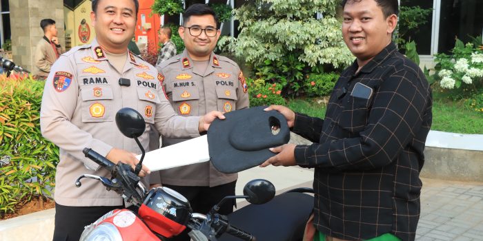 Kapolres Gresik AKBP Ramadhan Nasution didampingi Kasat Binmas Iptu M. Nur Setyabudi awcara simbolis mengembalikan sepeda motor kepada korban Muhammad Ilyas. Kapolres Gresik AKBP Ramadhan Nasution didampingi Kasat Binmas Iptu M. Nur Setyabudi awcara simbolis mengembalikan sepeda motor kepada korban Muhammad Ilyas.