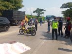 Evakuasi korban kecelakaan di Jalan Raya Setrohadi, Kecamatan Duduksampeyan, Gresik.