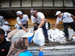 Dirut Bulog Ahmad Rizal Ramdhani membagikan paket sembako gratis saat May Day 2026 di Monas.