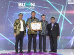 Dirut Bulog Ahmad Rizal Ramdhani (dua dari kiri) menerima penghargaan BEMA 2026 di Jakarta Marketing Week.