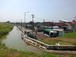 Rumah warga Dusun Gempolsari, Tanggulangin, Sidoarjo yang hidup berdekatan dengan tanggul lumpur Lapindo. (Foto: Achmad Adi Nurcahya)