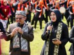 Mendikdasmen RI Abdul Mu'ti bersama Bupati Banyuwangi Ipuk Fiestiandani saat Hardiknas 2026 di Taman Blambangan.