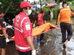 Tim gabungan mengevakuasi jasad korban. (Ist)