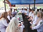 Bupati Banyuwangi, Ipuk Fiestiandani saat berdialog dengan perangkat desa di Kecamatan Purwoharjo.