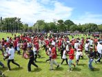 Para siswa berlatih untuk pertunjukan Kuntulan Ewon di Taman Blambagan, Kabupaten Banyuwangi.
