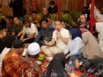 Walikota Surabaya Eri Cahyadi saat diskusi dengan warga. (Istimewa)
