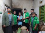 Pengurus ansor benculuk saat memberikan sembako ke warga