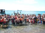 Mahasiswa mancanegara saat melakukan konservasi terumbu karang di Bangsring Underwater.