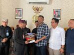 Sekda Banyuwangi, Guntur Priambodo saat menyerahkan draft raperda ketertiban umum kepada Ketua DPRD Banyuwangi, I Made Cahyana Negara