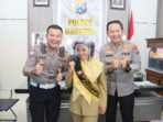 Ibu Sri resmi dianugerahi penghargaan Duta Lalu Lintas Polres Magetan 2026 sebagai bentuk apresiasi