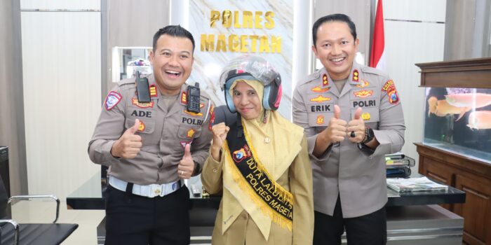Ibu Sri resmi dianugerahi penghargaan Duta Lalu Lintas Polres Magetan 2026 sebagai bentuk apresiasi