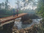 Jembatan darurat yang dibangun warga. (Ist)
