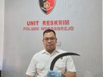 Kanit Reskrim Polsek Wongsorejo, Aipda Oktorio Wisnu Pradana menunjukkan celurit milik pelaku.