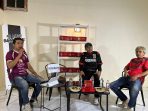 Mantan Manajer Persewangi, Iwan Rudianto, dan legenda suporter Persewangi, Ahmad Mustain.