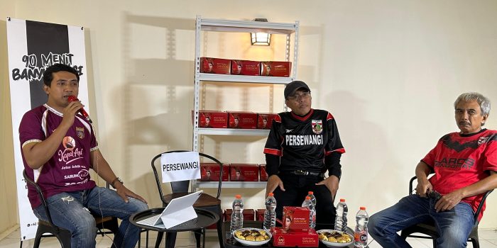 Mantan Manajer Persewangi, Iwan Rudianto, dan legenda suporter Persewangi, Ahmad Mustain.