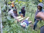 Polisi dan warga melakukan evakuasi kepada korban. (Ist)