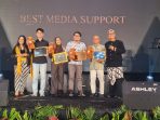Direktur Utama KabarBaik.co, Supardy Hardy (kanan kedua) , dalam rangkaian acara 3rd Anniversary Whiz Luxe Hotel Spazio Surabaya.