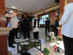Bupati Banyuwangi, Ipuk Fiestiandani saat melihat kompor jelantah buatan siswa SMK Gajah Mada.