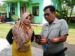 Suharti, Kepala SDN Plosoharjo 2 Pace, di halaman sekolah saat berbincang dengan media. (Agus Karyono)