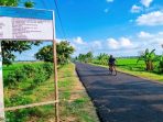 Ruas jalan Sonobekel–Plosoharjo kini halus dan mulus setelah diaspal hotmix oleh Dinas PUPR Nganjuk.(Agus Karyono)