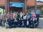 Dosen Ikom Unesa, mahasiswa, dan pemuda desa sedang foto bersama usai pelatihan.