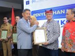 Kepala Bidang Kebudayaan Dinas Kebudayaan dan Pariwisata Banyuwangi, Dewa Alit Siswanto saat menerima sertifikat.