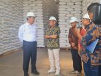Mentan saat melakukan kunjungan dan dialog terkait swasembada pangan di Gudang Sewa Bulog Romokalisari,