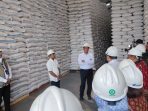 Mentan Amran didampingi Direktur Utama Perum Bulog, jajaran Satgas Pangan, Kepala Bulog Divre Jawa Timur