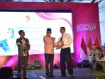 Penyerahan SK P3K oleh Bupati Jember kepada perwakilan P3K Guru. (Ist)