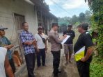 Polisi saat melakukan olah TKP.