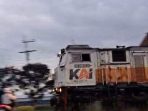 Detik-detik pengedara motor tertabrak KA Sangkuriang. (Ist)