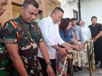 Bupati Rio saat meresmikan TradiSea Rooms & Rest. (Ist)