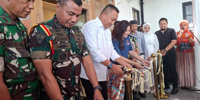 Bupati Rio saat meresmikan TradiSea Rooms & Rest. (Ist)