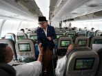 Wamenhaj Dahnil menyempatkan diri menyapa para jemaah haji Kloter 90 asal Kabupaten Jember dan Situbondo langsung di dalam kabin pesawat Saudi Arabia Airlines.