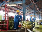 Petugas memindahkan tabung gas LPG 3 kg. (Ist)