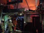Petugas Damkar kota Surabaya padamkan rumah yang terbakar. (Istimewa)