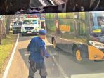 Momen langka saat barisan kendaraan rombongan pejabat tinggi negara menepi dan memberikan jalan prioritas bagi ambulans yang mengangkut pasien kritis di Jalan Raya Surabaya-Solo, Nganjuk. (Tangkap Layar)