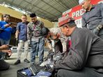 Polresta Banyuwangi saat menunjukkan barang bukti travel umrah bodong