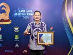 Bupati Lamongan Yuhronur Efendi menerima penghargaan East Java Maritime Awards 2026.
