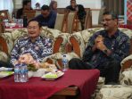 Pertemuan antara Bupati Lamongan Yuhronur Efendi, Wakil Bupati Lamongan Dirham Akbar Aksara, dan Konsul Kehormatan India untuk Jawa Timur Manoj Bhat di Guest House Pendopo Lokatantra. (Foto: Ist)