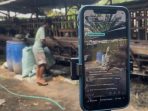 Abdul Ghofur, pemilik Family Farm Jombang saat live di Medsos. (teguh)