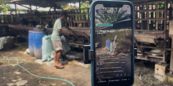 Abdul Ghofur, pemilik Family Farm Jombang saat live di Medsos. (teguh)