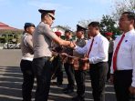 Kapolres AKBP Titus Yudho Uly jabat tangan anggota Reskrim.
