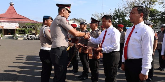 Kapolres AKBP Titus Yudho Uly jabat tangan anggota Reskrim.